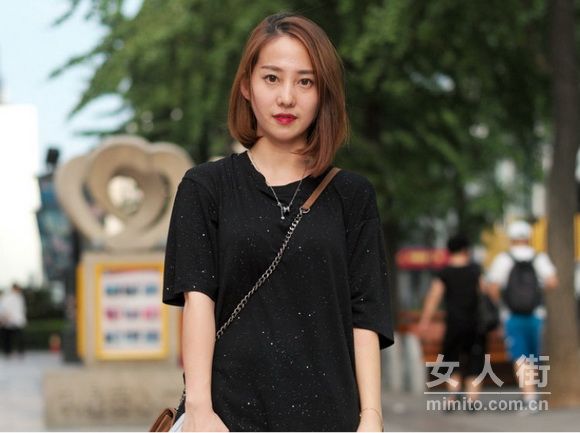 夏天流行怎么穿？普通长T穿出时髦范儿
