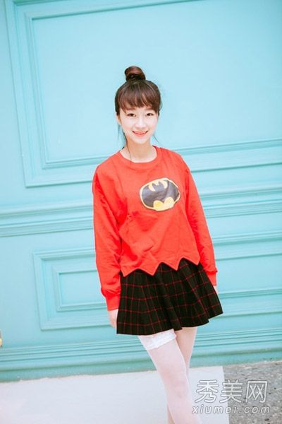 休闲卫衣配短裙 甜美装扮最减龄
