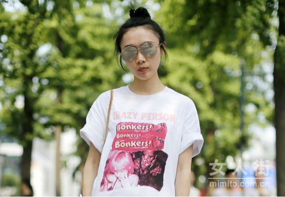 夏天流行怎么穿？普通长T穿出时髦范儿