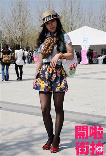 街拍达人爱碎花裙 怎么穿都拉风